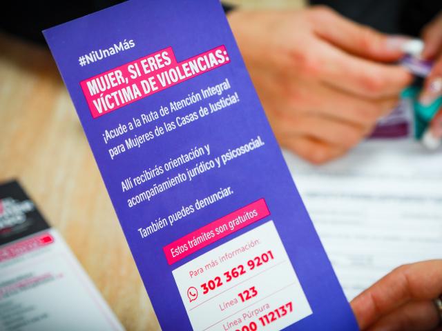 Volante con información para atención de violencias en Bogotá