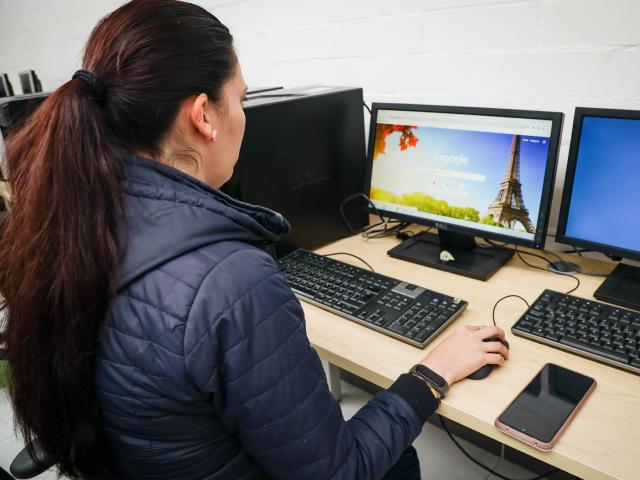 Mujer estudiando en pc