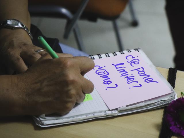 mujeres en taller de violencias