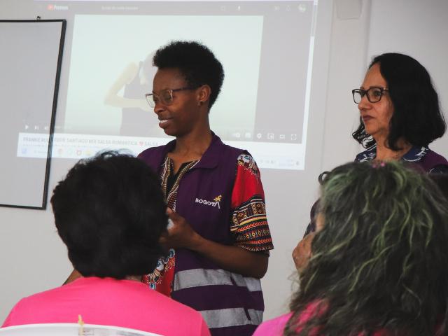 Funcionaria de la SDMujer en capacitación