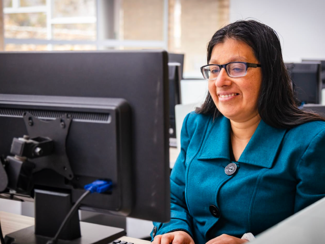 Mujer en pc