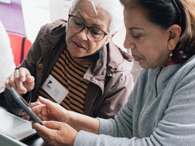 Mujeres aprendiendo en su celular