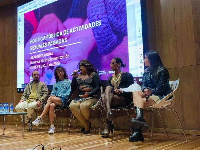 mujeres en escenario