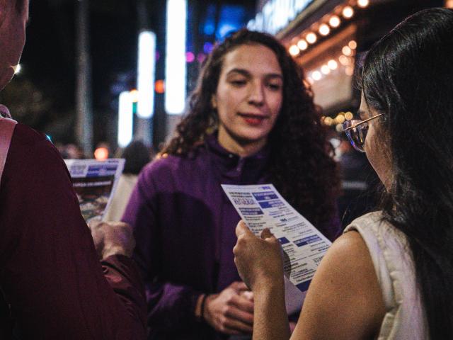 Mujer en la calle dando a conocer RUA