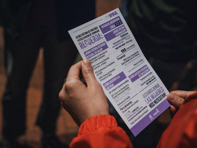 Volante de RUA en manos de mujer