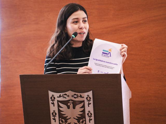 Mujer hablando en foro
