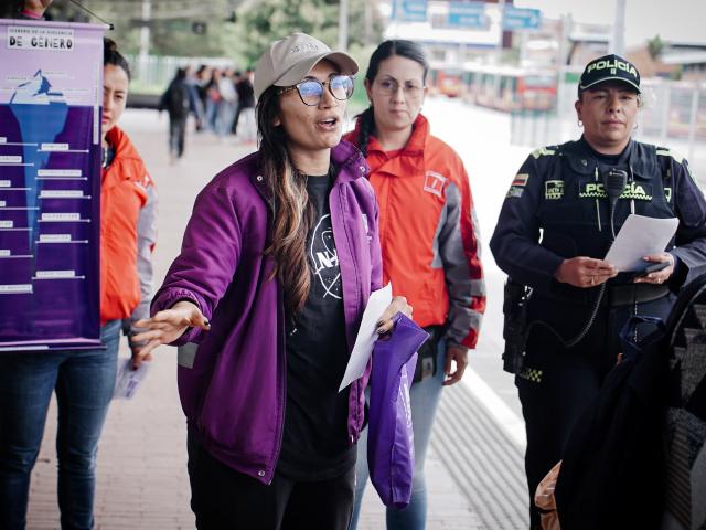 Funcionaria de SDMujer reparte información