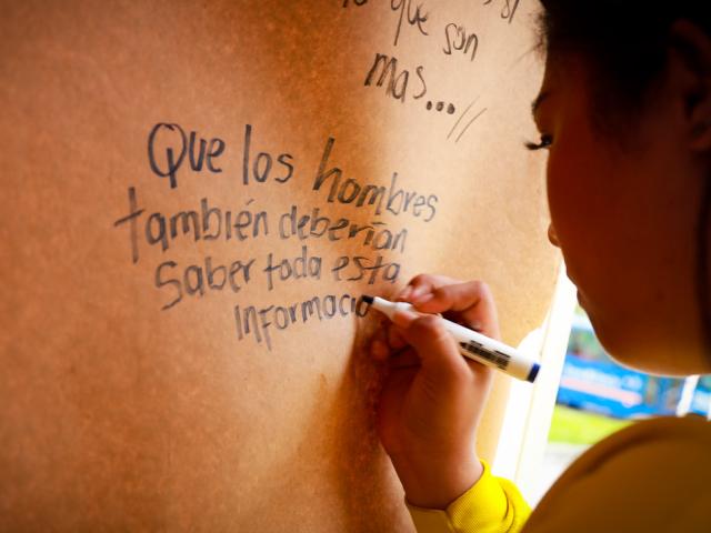 Mujer escribiendo