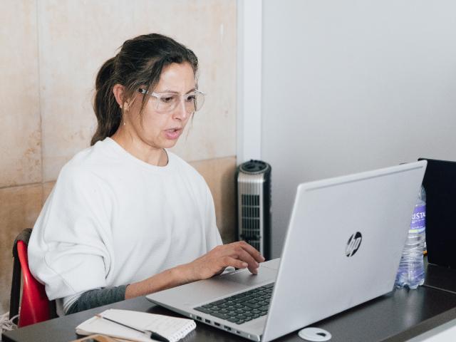 Mujer en pc aprendiendo