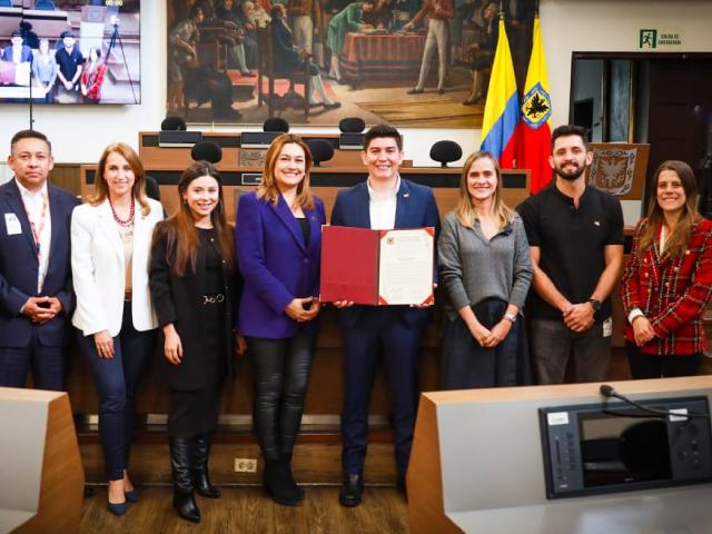 Funcionaria de SDMujer reciben premio de Concejo de Bogotá