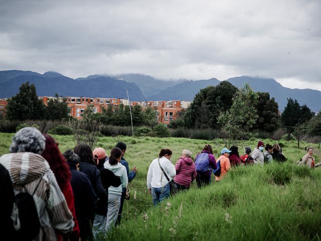 Mujeres en recorrido por humedal en Bogotá