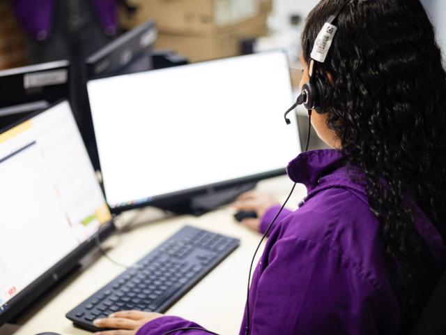Funcionaria de la SDMujer en servicio de agencia MUJ