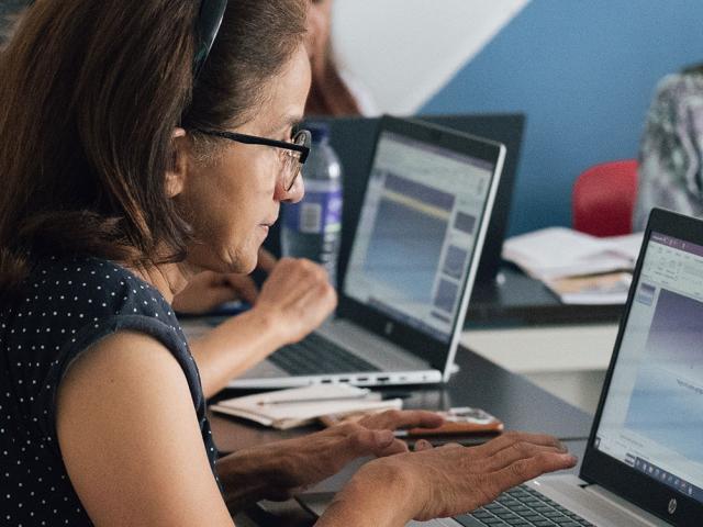 Mujer trabajando en un computador