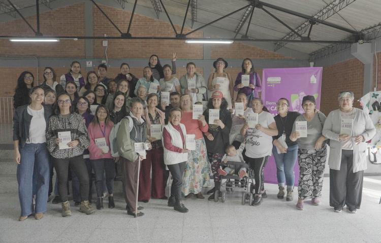 Parchando con la secre, Laura Tami, en la Manzana del Cuidado de Suba la Gaitana