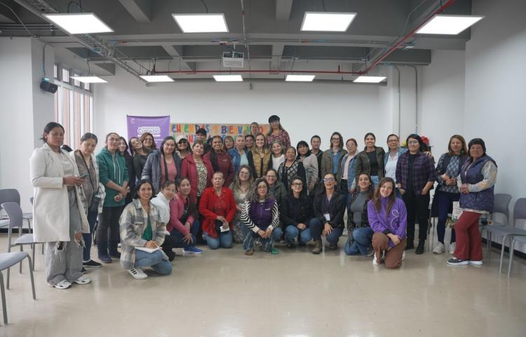 Mujeres cuidadoras de San Cristóbal participaron en «Parchando con la Secre», un espacio de diálogo con la Secretaría Distrital de la Mujer para compartir sus experiencias y fortalecer el Sistema Distrital de Cuidado.