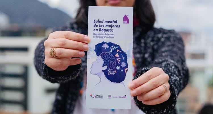 Mujer sosteniendo un catálogo de derechos de las mujeres