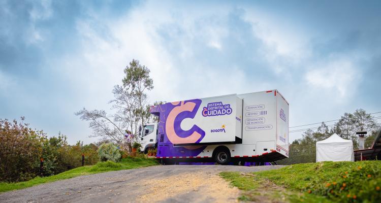 El Sistema Distrital de Cuidado acerca servicios gratuitos del Distrito a las mujeres cuidadoras para fortalecer su autonomía económica, prevenir violencias y avanzar en el reconocimiento, reducción y redistribución de los trabajos de cuidado en Bogotá.