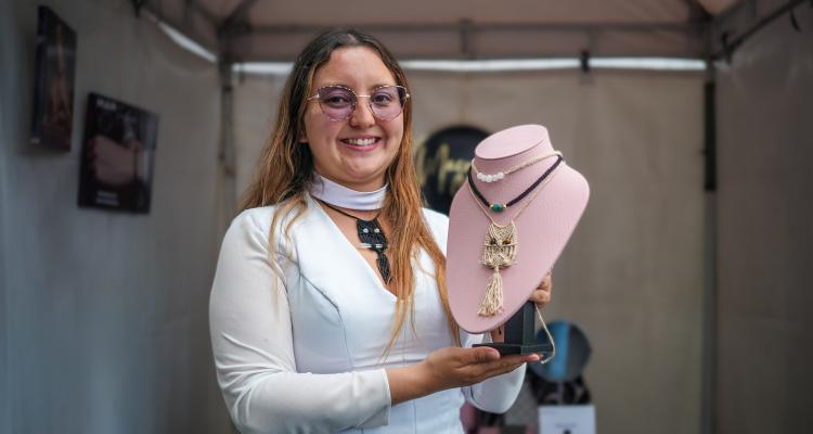 Emprendedora mostrando un collar hecho a mano