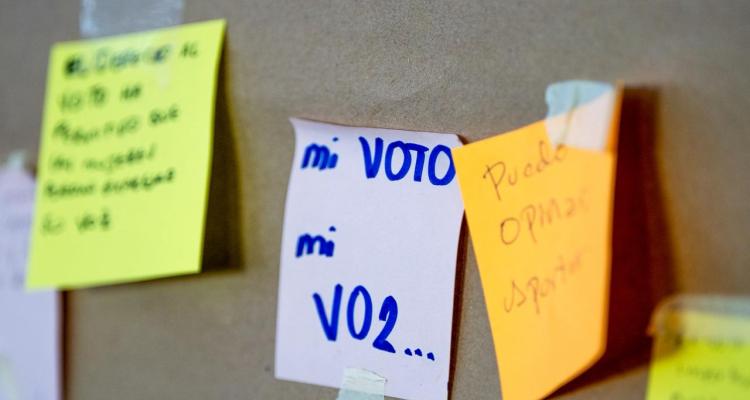 Imagen de papeles con notas sobre un tablero de madera