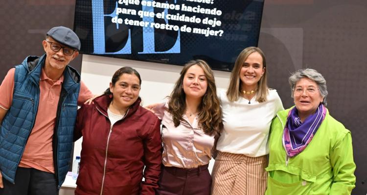 Laura Tami, secretaria distrital de la Mujer de Bogotá; Liliana Ruiz, cuidadora y líder comunitaria de Chapinero; Lilian Yolanda López, lideresa de Engativá; y Javier Omar Ruiz Arrollave, educador popular y activista en nuevas masculinidades, durante el foro La brecha invisible en la FILBo 2026, donde se debatió la redistribución del cuidado y su impacto en la autonomía de las mujeres.