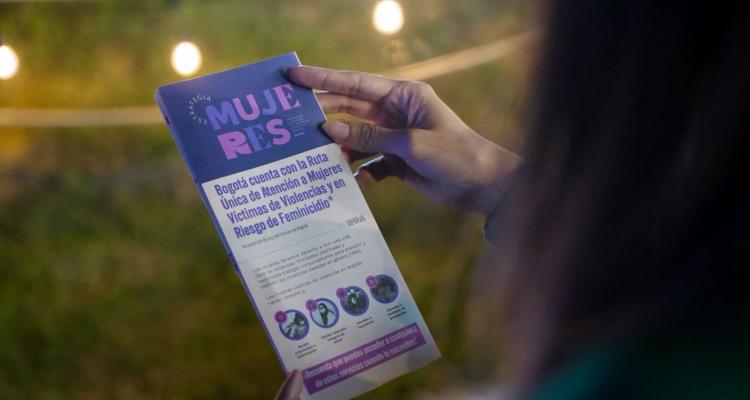 Mujer visualizando catálogo de Ruta Única de Atención