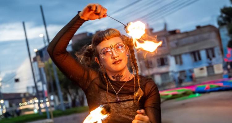 Mujer en la localidad de Engativá hace parte de una manifestación cultural organizada por la Secretaría de la Mujer. 