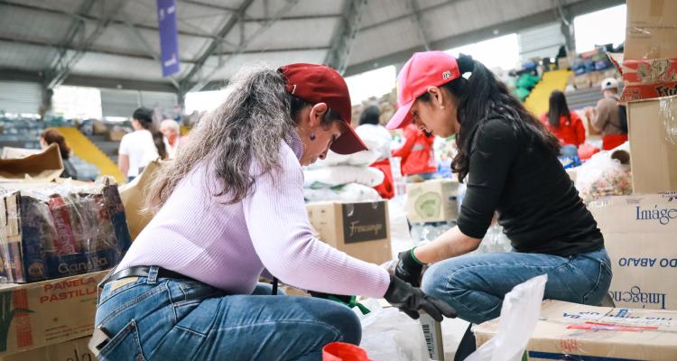 Mujeres reciben ayuda humanitaria tras terremoto en Colombia el pasado 10 de agosto.